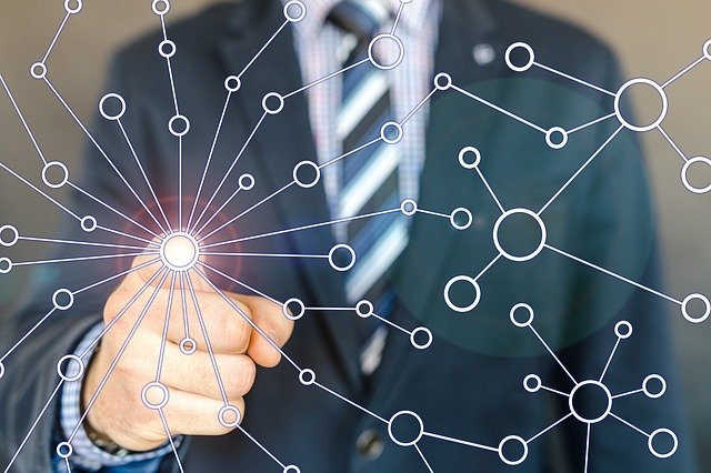 Bild mit einer Person welche mit dem Zeigefinger auf eine Digital Solution Wall zeigt