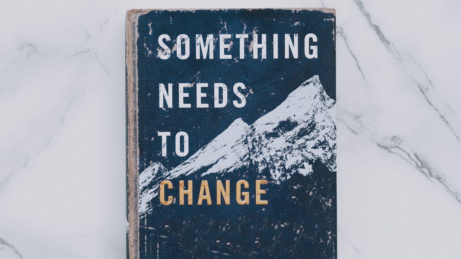 Buch mit dem Titel: Something needs to change. Passend zum Beitrag Wertschätzung Change Veränderung