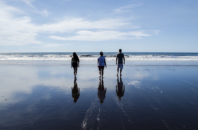 Über uns Strand mit einer Gruppe von 3 Menschen