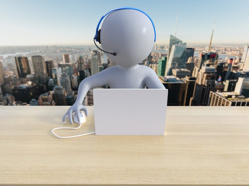 Weiße Figur mit einem Headset am Laptop. Callcenter Telefonzentrale